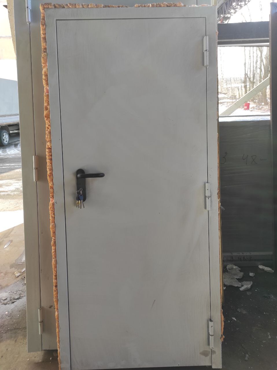 Одностворчатая металлическая дверь